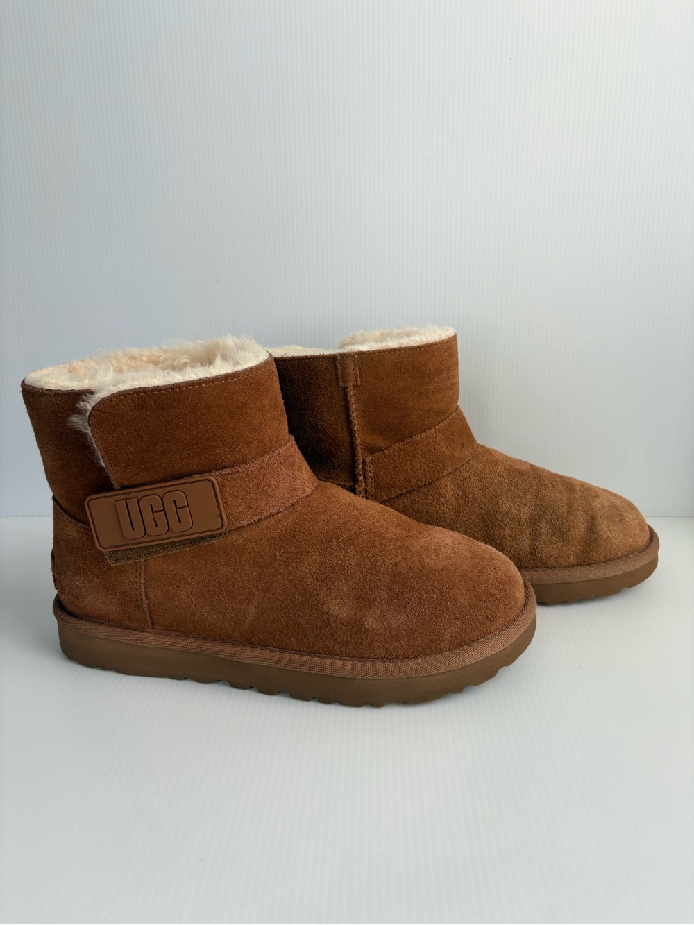 UGG  Mini Bailey Logo Strap Chestnut Color Women’s Size 7  EUC